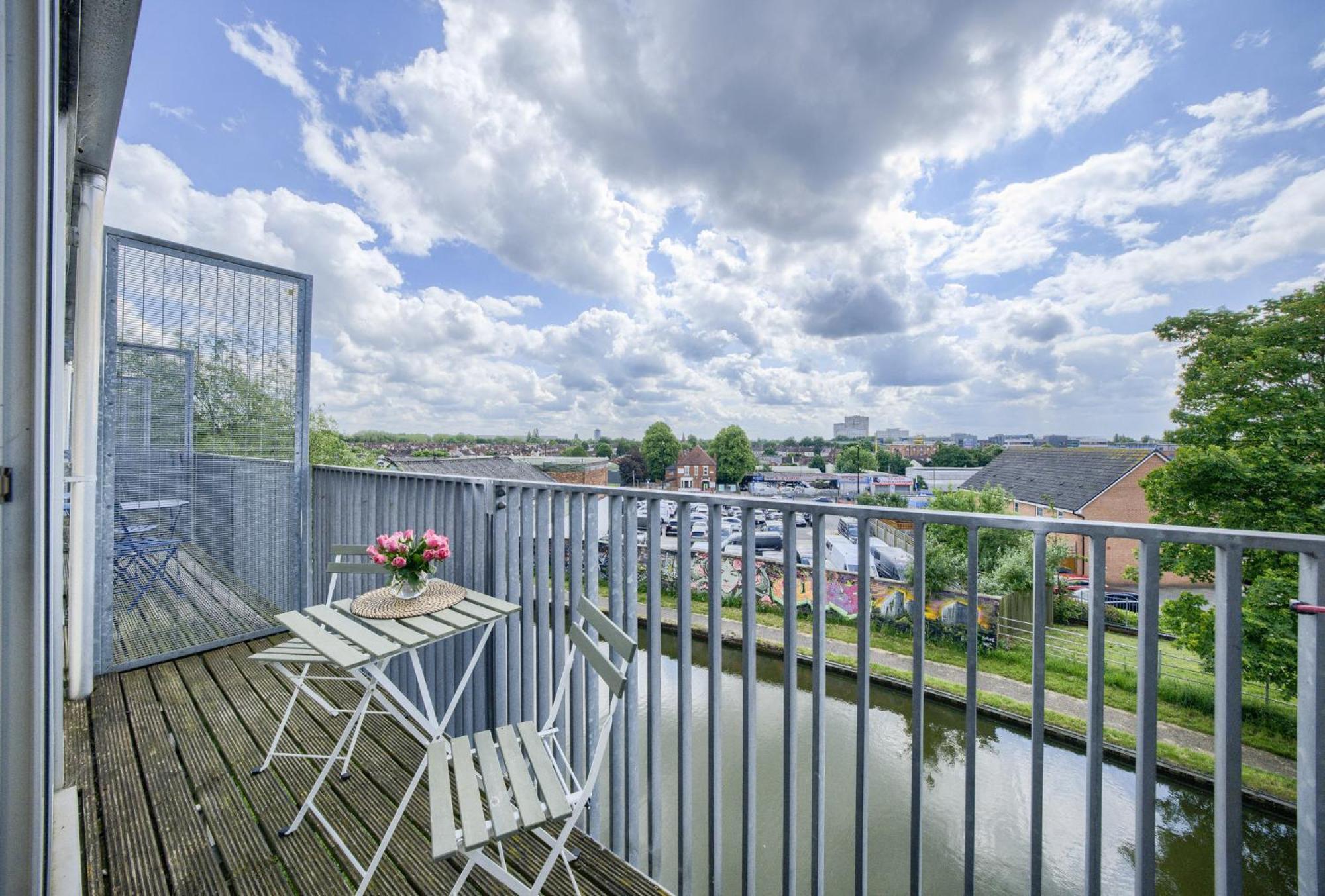 Coventry Large 4-Bed Townhouse By Empower Homes Exterior foto