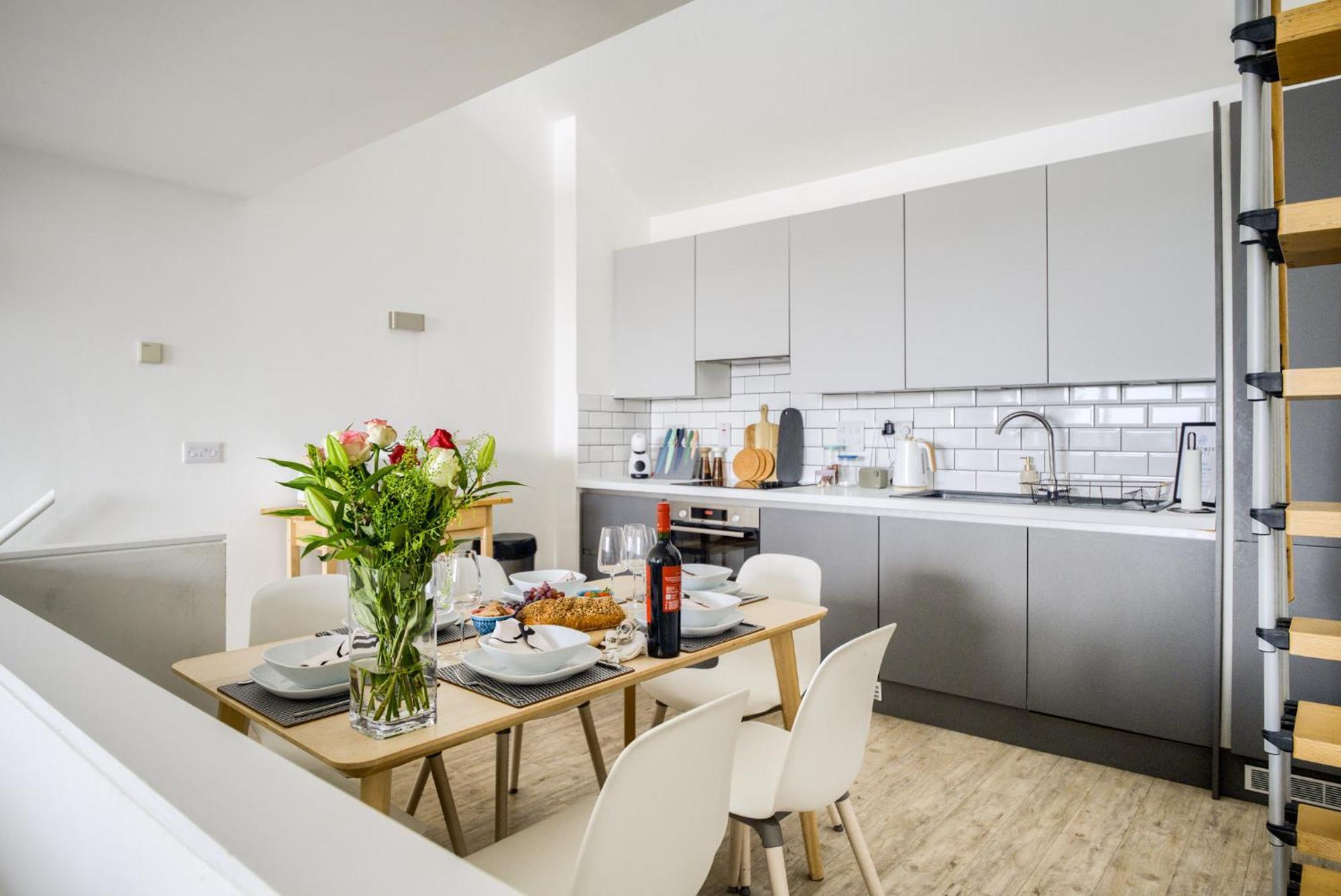 Coventry Large 4-Bed Townhouse By Empower Homes Exterior foto
